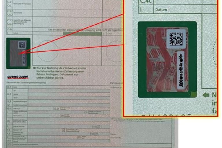 Zulassungsbescheinigung Teil II: grün umrandetes Feld mit verdecktem Sicherheitscode-Aufkleber, rechts vergrößert dargestellt